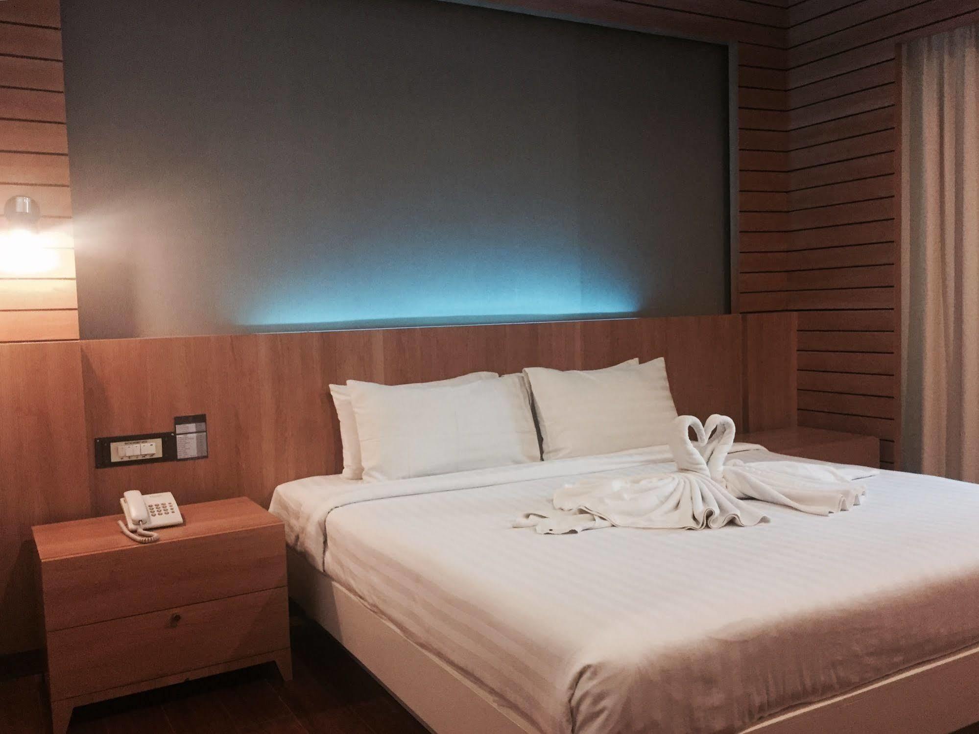 Hatyai Holiday Hotel หาดใหญ่ ภายนอก รูปภาพ